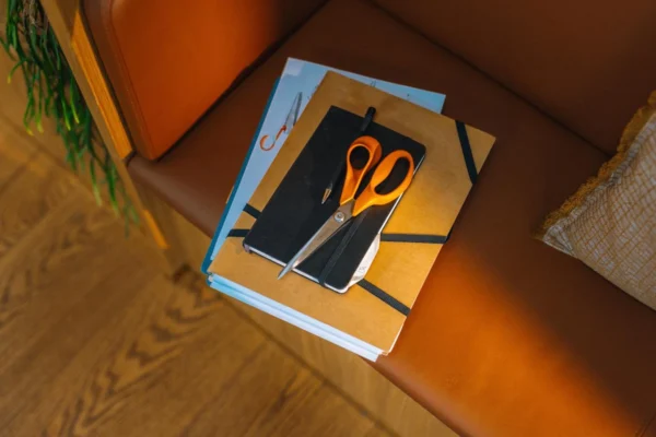 Saks FISKARS universal 21cm oransje