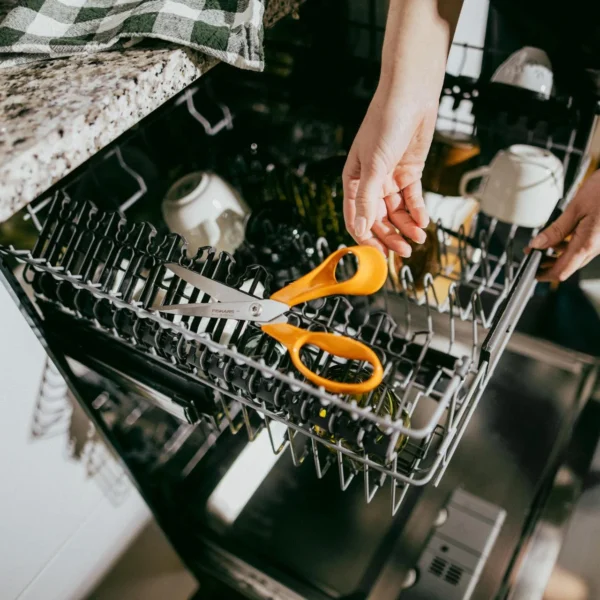 Saks FISKARS universal 21cm oransje