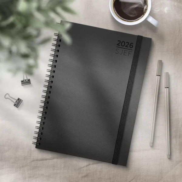 Sjefskalender GRIEG A5 spiral 2026 sort