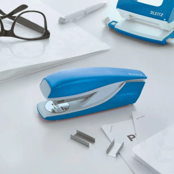 Stiftemaskin LEITZ Wow 5502 30 ark blå